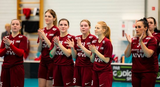 Latvijas florbolistes pasaules čempionāta saņem pērienu no Šveices