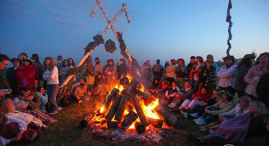 Folkloras kopas un vainagu pīšana: latviskās Līgo daudzināšanas vietas Latvijā