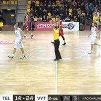 Video: Lietuvā basketbolists 'izslēdz' komandas biedru