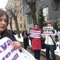 ВИДЕО: Как в Риге протестовали против бесчинств еврочиновников по отношению к детям граждан Латвии
