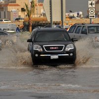 25 gados spēcīgākās lietusgāzes izraisa traģiskus plūdus Saūda Arābijā