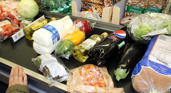 Globālās nepatikšanas jau atstājušas būtisku ietekmi uz pārtikas cenām Latvijā, pauž Gulbe
