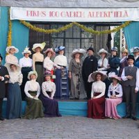 Rīgas svētki: Krāšņas kleitas, smalkas cepures, dāmas un kungi Albert' ielā
