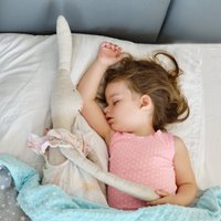 Divas biežāk pieļautās vecāku kļūdas, liekot mazuli gulēt