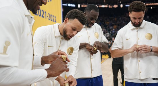 Foto, video: 'Warriors' saņem NBA čempionu gredzenus un pirmajā mačā uzvar 'Lakers'