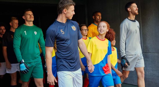 11 детей из Латвии смогут стать сопровождающими футболистов на матчах ЕВРО-2024