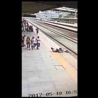 Video: Ķīnas dzelzceļa darbinieks izglābj jaunu pašnāvnieci