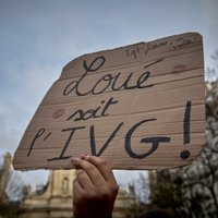 Francijas Senāts atbalsta abortu tiesību iekļaušanu konstitūcijā
