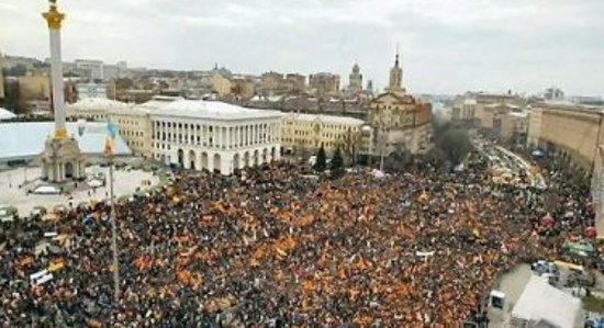 "Это должен был быть мед". Почему революция в Украине 20 лет назад была оранжевой