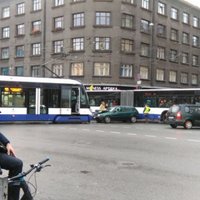 ФОТО: На ул. Бривибас трамвай сошел с рельсов после столкновения с автомобилем