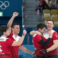 Kanādas kērlinga izlase pirmo reizi paliek bez olimpiskajām medaļām; bronzu paņem Šveice