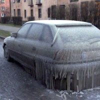 Foto: Rīgā ūdensvada avārija automašīnu pārvērš 'lāstekā'