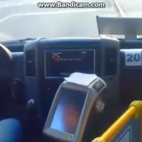 Video: Rīgas mikroautobusam tehnisku problēmu dēļ neatveras durvis