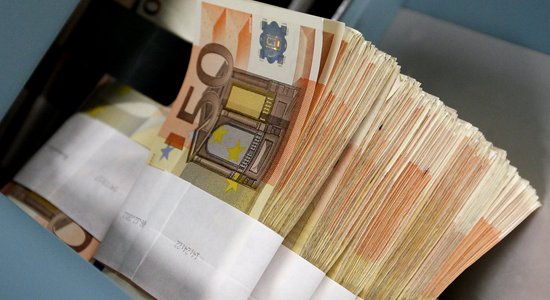Жители уже должны 200 млн евро. Как растут платежи по госдолгу Латвии