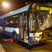 Video: Brīvības gatvē avarē 'Rīgas satiksmes' autobuss
