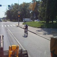 ВИДЕО: Велосипедисты в Риге тоже не знают, что такое красный свет