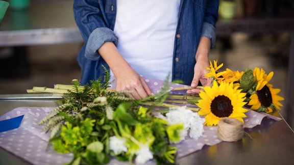 ziedi puķes florists saulespuķes