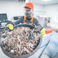 Latvijas zinātnieki rada unikālu metodi atkritumu pārstrādei vērtīgās izejvielās