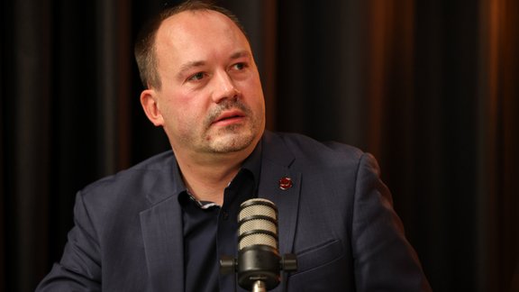 "Android" vai "iOS" – kuras ierīces ir drošākas? Vērtē eksperts