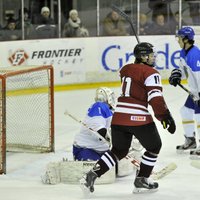 Latvijas U-18 hokejistus PČ spēlē pret Kanādu iegāž ļoti neveiksmīgais otrais periods