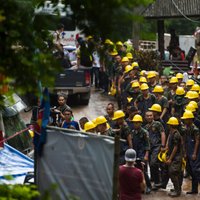 Tuvojošās lietusgāzes apdraud Taizemes alā iesprostotos; glābējiem izdodas pazemināt ūdens līmeni