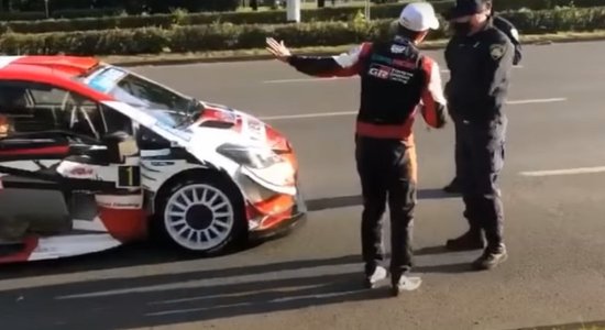 Video: WRC zvaigzne Ožjērs pa ceļam uz ātrumposmu iekļūst avārijā