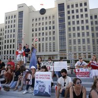 No darba atlaistajiem protestētājiem saziedoti 600 000 eiro; Lukašenko apbalvo drošībniekus