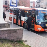 Reportāža: Sejas aizsegus Rēzeknes autobusos cenšas lietot, bet vēl atturīgi