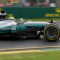 Jaunā F-1 sezona sākas ar Hamiltona ātrāko apļa laiku un Palmera avāriju