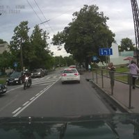 ВИДЕО: На ул. Тилта по вине мотоциклиста едва не произошла авария