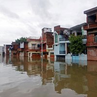 Plūdos Indijā gājuši bojā vismaz 30 cilvēki