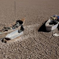 Unikāli foto: Bolīvijā pilnībā izžūst viens no lielākajiem ezeriem