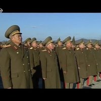 Video: Ziemeļkorejā Valentīna dienā maršē karavīri