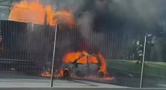 Video: Pie Dienvidu tilta uz Bauskas šosejas nodedzis auto