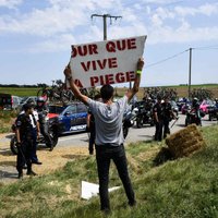 Lauksaimnieku protests pārtrauc 'Tour de France' posmu