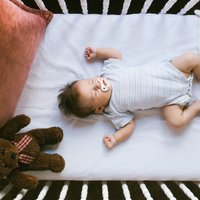 Četri vienkārši padomi, kā iemācīt bērnam pašam iemigt un gulēt savā gultiņā