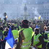 'Dzeltenās vestes' mudina masveidā izņemt naudu no Francijas bankām