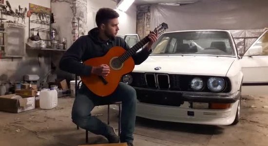 Video: Līvānos jaunietis iedziedājis BMW veltītu roka balādi