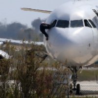 Kiprā nosēdusies nolaupīta pasažieru lidmašīna; nolaupītājs aizturēts