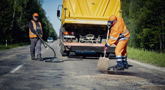 Šogad saremontēto bedru apjoms uz valsts autoceļiem samazinājies par 25%