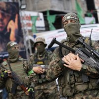 Foto: Simtiem 'Hamas' kaujinieku Gazā sarīko militāro parādi