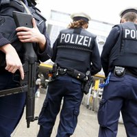 Policijas iecirknī Parīzē uzbrukumu sarīkojušais vīrietis dzīvojis bēgļu mītnē Vācijā