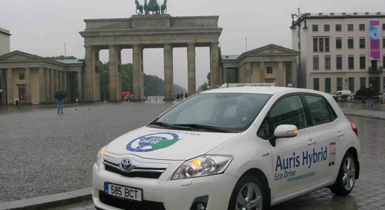 Ar 'Auris' hibrīdu uz Berlīni un atpakaļ – ar degvielas patēriņu 3,9 l/100km