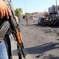 Irākā automašīnu sprādzienu rezultātā vismaz 15 cilvēki gājuši bojā un 25 ievainoti