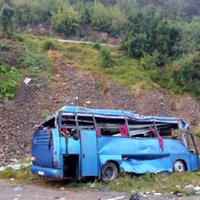 Bulgārijā aizā iegāžas autobuss ar pensionāriem