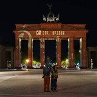 Фактчек: в ночь на 8 мая на Бранденбургские ворота не проецировали советское Знамя Победы