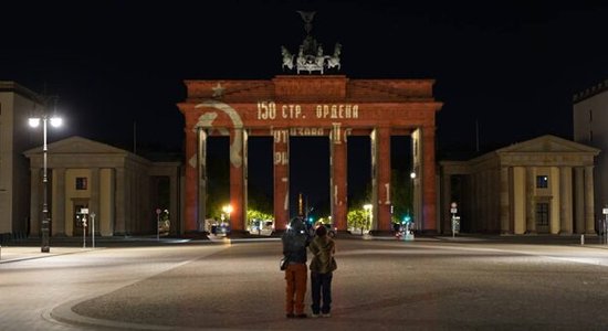 Фактчек: в ночь на 8 мая на Бранденбургские ворота не проецировали Знамя Победы