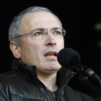 Video: Hodorkovskis aizkustināts stāsta, kā visu nakti ticies ar Kijevas protestētājiem
