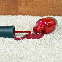 Ātrā palīdzība paklājam: kā iztīrīt nagu lakas traipu
