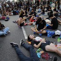 В Гонконге тысячи протестующих возводят баррикады
